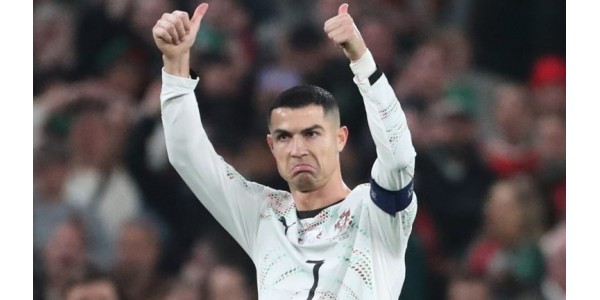 Cristiano Ronaldo fik sit første røde kort for det portugisiske landshold Cristiano Ronaldo fik sit første røde kort for det portugisiske landshold